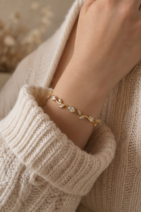 Beyaz Taşlı Gold Gül Çiçek Bileklik